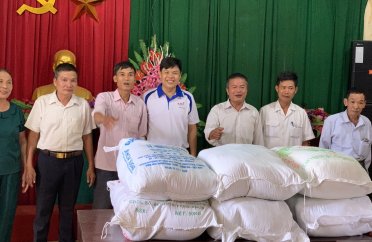 Branches of An Thien Pharmaceutical Joint Stock Company give gifts to families in need